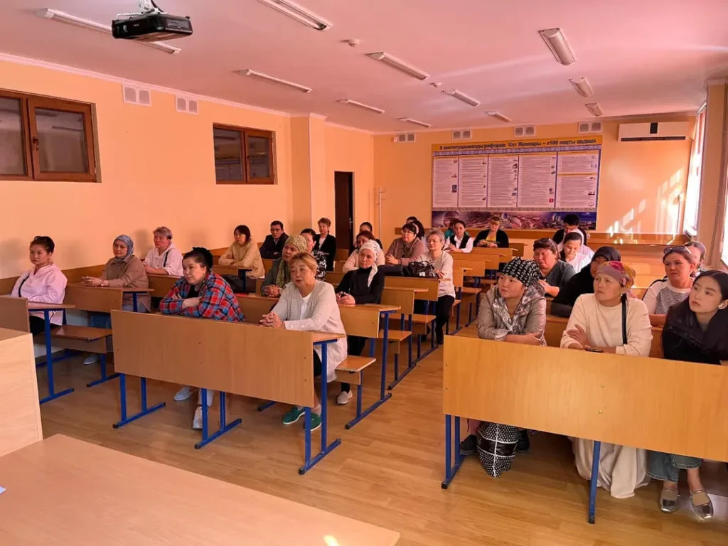 Инновациялық технологиялық колледжінде, “Біртұтас тәрбие” бағдарламасы жоспарына сәйкес «БАЛА ҚАУІПСІЗДІГІ –ҚОҒАМ КЕЛЕШЕГІ» тақырыбында ата-аналарға арналған жиын өтті.